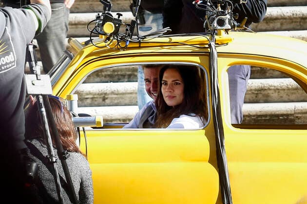 Bilder des Jahres 2020, Entertainment 11 November Entertainment Themen der Woche KW47 Entertainment Bilder des Tages Actor Tom Cruise and actress Hayley Atwell in a Fiat yellow 500 driven by a stuntman, during a an action scene on the set of the film Mission Impossible 7 at Spagna square, just under the Spanish steps. Rome (Italy), November 22nd 2020 Photo Samantha Zucchi Insidefoto SamanthaxZucchi