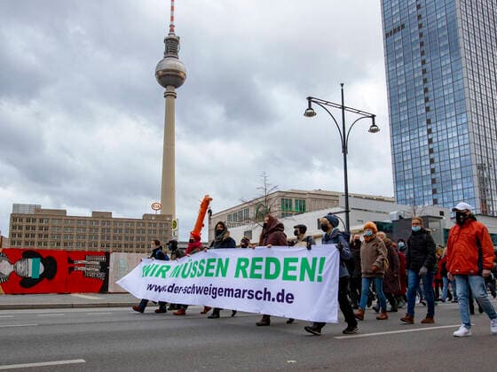 Bilder des Jahres 2020, News 11 November News Themen der Woche KW47 News Bilder des Tages Schweigemarsch durch Berlin am 22. November 2020 in Berlin Am 22. November fand deutschlandweit der sogenannte Schweigemarsch in mehreren deutschen Städten statt - auch in Berlin wo sich ca. 1400 Teilnehmer versammelten welche vom S-Bahnhof Bornholmer Straße zum Alexanderplatz zogen - sie demonstrierten gegen Impfungen aber auch die aktuelle Coronapandemie - Der Protestmarsch wurde von permantentem Gegenprotest begleitet welcher auch eine Sitzblockade schuf welche aufgelöst wurde. Der Schweigemarsch läuft zum Alexanderplatz, im Hintergrund sieht man den Fernsehturm. Berlin Berlin Germany *** Silence march through Berlin on 22 November 2020 in Berlin On 22 November the so-called silent march took place in several German cities, also