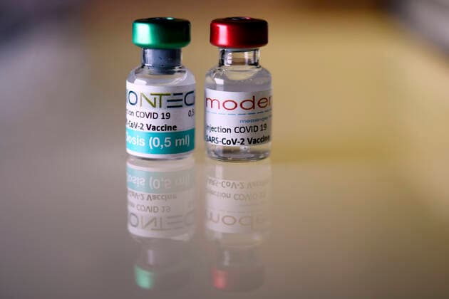 BIONTECH und MODERNA Impfstoff STOCK FOTO COVID 19 SARS-CoV-2 VACCINE Impfung- Impfstoff Stock Bilder vom 22.11.2020 Meerbusch