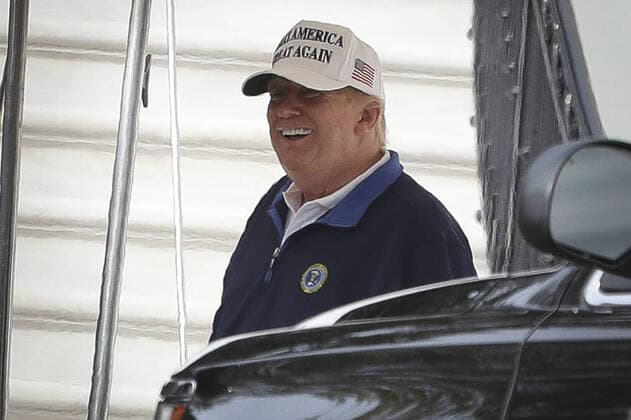 News Themen der Woche KW47 News Bilder des Tages President Donald Trump walks to his motorcade on the South Lawn of the White House on Sunday, November 22, 20202 in Washington, DC. The President was heading to his golf club in Sterling, Virginia. Covid-19 deaths passed the 256,000 mark.  WAX2201122201 OliverxContreras