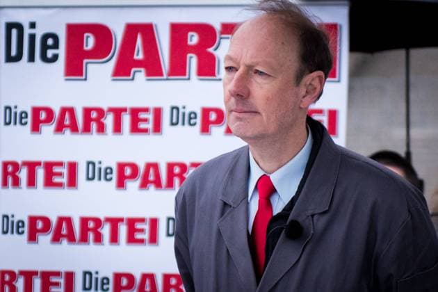 Berlin, Pressekonferenz von Marco Bülow und Martin Sonneborn Deutschland, Berlin - 17.11.2020: Im Bild ist Martin Sonneborn (DIE PARTEI, MdEP) während der Pressekonferenz zum Parteieintritt von Marco Bülow in DIE PARTEI vor dem deutschen Bundestag zu sehen. Berlin Bundestag Berlin Deutschland *** Berlin, Press Conference of Marco Bülow and Martin Sonneborn Germany, Berlin 17 11 2020 The picture shows Martin Sonneborn DIE PARTEI, MEP during the press conference on Marco Bülows entry into DIE PARTEI in front of the German Bundestag Berlin Bundestag Berlin Germany