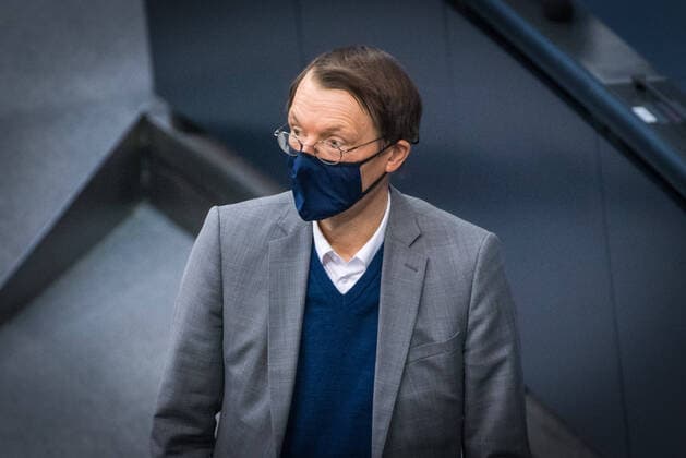 Berlin, Plenarsitzung im Bundestag Deutschland, Berlin - 18.11.2020: Im Bild ist Karl Lauterbach (SPD) während der Sitzung des deutschen Bundestags zu sehen. Berlin Bundestag Berlin Deutschland