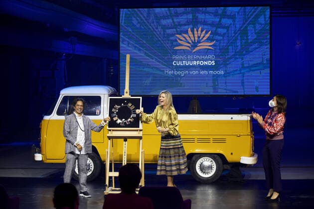 23-11-2020 Amsterdam Queen Maxima at the award ceremony, to ISH Dance Collective, of the Prins Bernhard Cultuurfonds 2020 at the Kromhouthal in Amsterdam. The Cultuurfonds awards this oeuvre prize of 150.000 euro, annually to a person or institution with a great track record in the field of culture, nature or science in the Netherlands  Copyright: xPPEx