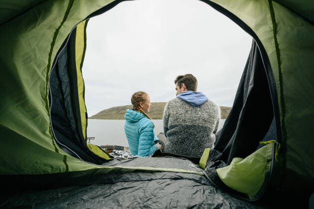 Couple resting near tent on seashore Sandavágur, Vága Municipality, Faroe Islands CR_OSBJ201122A-555964-01 ,model released, Symbolfoto