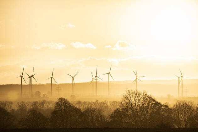 Windraeder zeichnen sich ab im Abendlicht bei Oschersleben, 23.11.2020. Oschersleben Deutschland *** Wind turbines stand out in the evening light near Oschersleben, 23 11 2020 Oschersleben Germany Copyright: xFlorianxGaertner photothek.dex