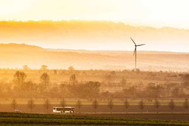 IMAGO Creative: Corporate: Klimaschutz, Digitalisierung und Urbanisierung Ein Linienbus faehrt einlang einer Landstrasse im Abendlicht bei Oschersleben, 23.11.2020. Oschersleben Deutschland *** A public bus drives along a country road in the evening light near Oschersleben, 23 11 2020 Oschersleben Germany Copyright: xFlorianxGaertner photothek.dex