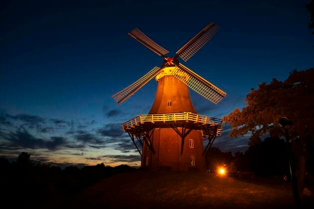 Beleuchtete Greetsieler Zwillingsmühlen, Greetsiel, Krummhörn, Ostfriesland, Niedersachsen, Deutschland, Europa Copyright: imageBROKER/HansxLippert ibxhli06216114.jpg