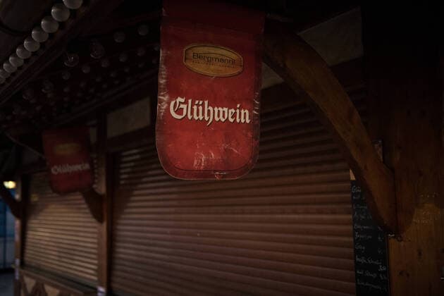 Ein Schild mit der Aufschrift Glühwein hängt an einem geschlossenen Verkaufsstand auf dem Weihnachtsmarkt am Potsdamer Platz in Berlin. Foto: bildgehege Weihnachtsmarkt im Lockdown