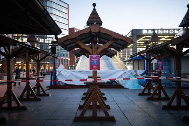 Ein geschlossener Verkaufsstand auf dem Weihnachtsmarkt am Potsdamer Platz in Berlin. Foto: bildgehege Weihnachtsmarkt im Lockdown