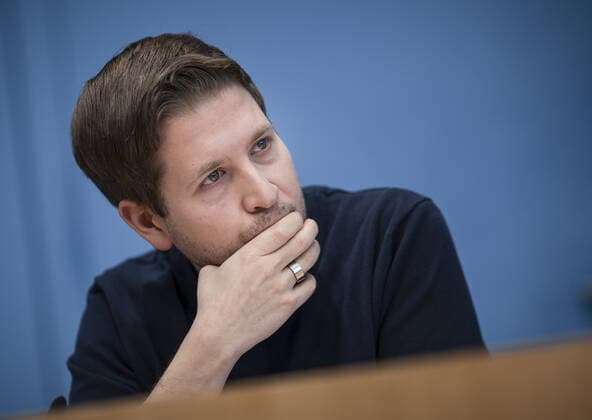 Kevin Kuehnert, Stellv. Parteivorsitzender der SPD, Bundesvorsitzender der Jusos, aufgenommen bei der Pressekonferenz Radikalisierung und Normalisierung - Gefahr durch Antisemitismus und Corona-Leugner-Szene waechst, in der Bundespressekonferenz in Berlin. 24.11.2020. Berlin Deutschland *** Kevin Kuehnert, Deputy Chairman of the SPD, Federal Chairman of the Jusos, recorded at the press conference Radicalization and Normalization - The Danger of Anti-Semitism and the Corona Denial Scene is Growing , at the Federal Press Conference in Berlin 24 11 2020 Berlin Germany Copyright: xFelixxZahn photothek.netx
