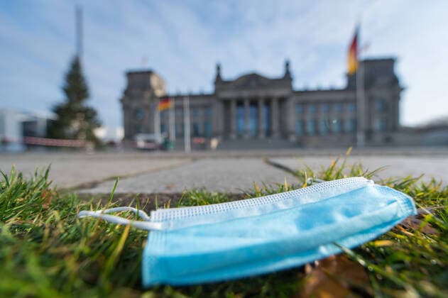 Berlin, Themenbild Maskenpflicht Deutschland, Berlin - 24.11.2020: Im Bild ist eine Einwegmaske auf der Wiese vor dem deutschen Bundestag zu sehen. Berlin Berlin Deutschland