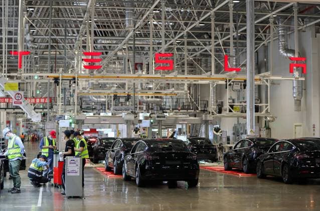 China, Eindrücke aus dem Tesla-Werk in Shanghai (201124) -- SHANGHAI, Nov. 24, 2020 -- Employees work at the Tesla Gigafactory in Shanghai, east China, Nov. 20, 2020. U.S. electric car company Tesla in 2019 built its first Gigafactory outside the United States in the new Lingang area, with a designed annual production capacity of 500,000 units. The Tesla Shanghai Gigafactory broke ground in early 2019 and delivered its first batch of made-in-China Model 3 sedans one year later. With the second-phase project of its gigafactory under construction, Tesla expects to start the mass production of made-in-China Model Y vehicles in the first half of 2021. ) CHINA-SHANGHAI-TESLA-GIGAFACTORY (CN) DingxTing 