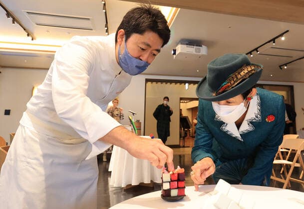 Bilder des Jahres 2020, Entertainment 11 November Entertainment Themen der Woche KW48 Entertainment Bilder des Tages Entertainment Bilder des Tages November 24, 2020, Tokyo, Japan - Japanese Princess Takamado (R) listens to chef Makoto Irie (L) as he shows a food Lubik s Cube at a reception for the 40th anniversary of Lubik s Cube puzzle in Tokyo on Tuesday, November 24, 2020. Japanese artists produced art works for the anniversary of Lubik s Cube Lubik s Cube Inspiration Project and the embassy will have auction for charity.  (148755632)