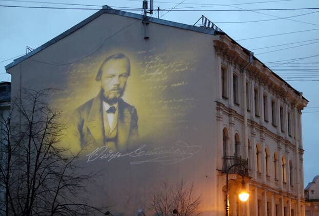 News Bilder des Tages ST PETERSBURG, RUSSIA - NOVEMBER 24, 2020: A projection of Russian writer Fyodor Dosyoevsky s portrait lights up the firewall of a house in Kuznechny Lane where he spent the last years of his life. It is the first mural projection in the historical area of the city. Alexander Demianchuk TASS  TS0EF8D8