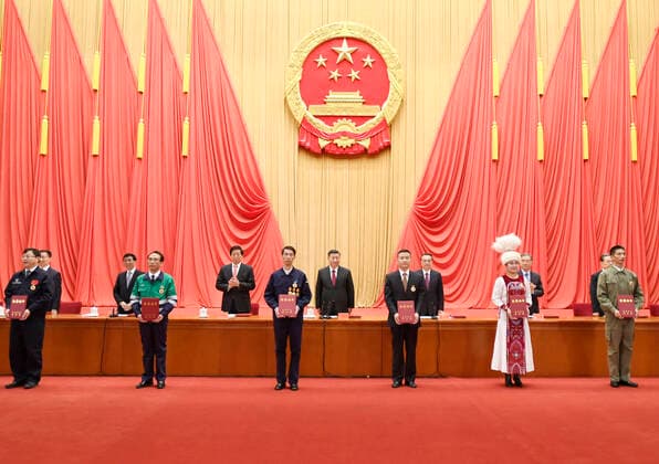 (201124) -- BEIJING, Nov. 24, 2020 -- Xi Jinping and other leaders of the Communist Party of China and the state present honorary certificates to representatives of the awardees at a gathering to honor model workers and exemplary individuals at the Great Hall of the People in Beijing, capital of China, Nov. 24, 2020. ) CHINA-BEIJING-XI JINPING-MODEL WORKERS-EXEMPLARY INDIVIDUALS-GATHERING (CN) LixXueren 