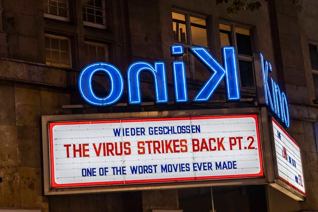 Kinos und andere Kultureinrichtungen sind nach dem zweiten Lockdown geschlossen. Anzeige am Delphi Arthaus Kino in Stuttgart: The Virus strikes back part 2. DEU, Deutschland, Baden-Württemberg, Stuttgart, 24.11.2020