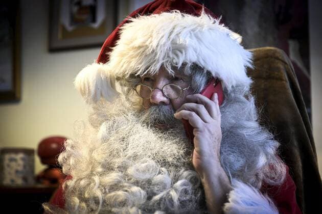 Santa Claus uses his mobile phone. Helsinki Finland  Copyright: xEmmixKorhonenx LKKTH20201111102923MOYV