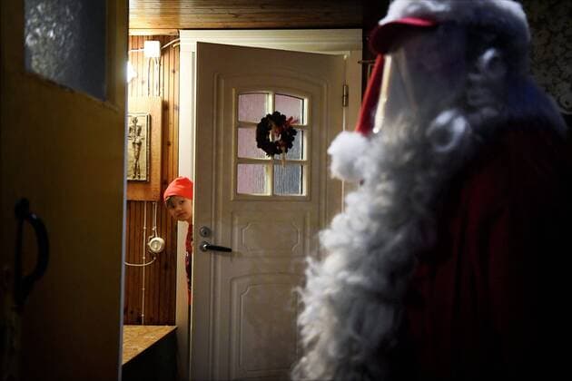Santa Claus wearing a face shield makes a visit to a child s home. Helsinki Finland  Copyright: xAnttixAimo-Koivistox LKLAPA20201106170230Y127
