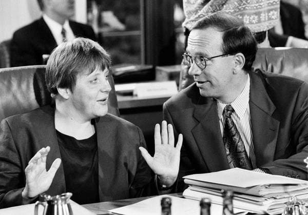 Die Bundesminister Angela MERKEL und Matthias WISSMANN , beide CDU , bei einer Kabinettsitzung im Juli 1995 Ministers Angela MERKEL and Matthias WISSMANN , both CDU , during a cabinet meeting in July 1995 *** The Federal Ministers Angela MERKEL and Matthias WISSMANN , both CDU , during a cabinet meeting in July 1995 Minister Angela MERKEL and Matthias WISSMANN , both CDU , during a cabinet meeting in July 1995