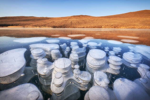 IMAGO Nature: Unsere Erde, Umweltverträgliche Herausforderungen des 21. Jahrhunderts, Methan These stunning scenes show methane bubble frozen in the ice of Lake Baikal in Russia and even some forming what looks like the shape of a PANDA. Photographer and tour guide Stanislav Tolstnev captured these sights on the ancient, massive lake in the mountainous region of Siberia. He explains: These are bubbles of methane that rises from the bottom of the lake. This is not everywhere. The bubbles are so high because ice freezes gradually, and mostly at night, when temperatures are low. The bubble will rise, freeze into the ice at night. Then the next one. And so on. These bubble floors come in up to 1.5 metres. And on Lake Baikal, you can find chaotically scattered ice bubbles. There are many seals in this place, they ex Copyright: xx 41044757 EDITORIAL USE ONLY. NOT FOR USE BY NEWSPAPERS BASED IN THE UK.