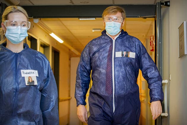 Bilder des Jahres 2020, Entertainment 11 November Entertainment Themen der Woche KW48 Entertainment Bilder des Tages 25-11-2020 Breda King Willem-Alexander visited Thebes, a nursing ward for corona patients in Breda. In the isolated corona department of the Thebes care organization and the MARQ rehabilitation clinic, the King received an explanation about the protective measures for the nursing staff and for visitors to the patients.  Copyright: xxPPE pool RPE vanxKatwijkx