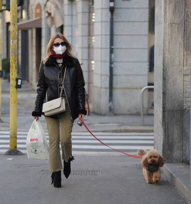 Bilder des Jahres 2020, Entertainment 11 November Entertainment Themen der Woche KW48 Entertainment Bilder des Tages Milan, Elena Barolo for a walk with her toy dog Wisky Elena Barolo walks through the streets of the center with her inseparable little dog, a toy called Wisky. Before returning home a stop at the pharmacy.  Copyright: xMimmoxCarrierox xIPAx xMimmoxCarrierox