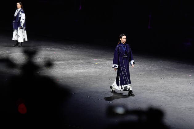 Bilder des Jahres 2020, Entertainment 11 November Entertainment Themen der Woche KW48 (201125) -- HANGZHOU, Nov. 25, 2020 -- Models present creations of a designer during a fashion design competition in Hangzhou, east China s Zhejiang Province, Nov. 25, 2020. ) CHINA-HANGZHOU-FASHION DESIGN-COMPETITION (CN) HuangxZongzhi 