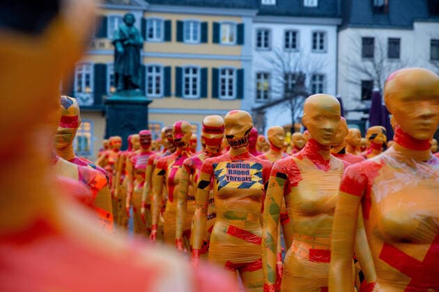 Bilder des Jahres 2020, Entertainment 11 November Entertainment Themen der Woche KW48 Entertainment Bilder des Tages Bonn, Demonstrationen am Tag gegen Gewalt an Frauen Kundgebung am 25.11.2020 auf dem Münsterplatz in Bonn Anlaesslich des Internationalen Tags gegen Gewalt an Frauen. Der Internationale Tag zur Beseitigung von Gewalt gegen Frauen wird jährlich zur Bekämpfung von Diskriminierung und Gewalt jeder Form gegenüber Frauen begangen. Auch bekannt als Internationaler Tag gegen Gewalt an Frauen oder International Day for the Elimination of Violence against Women. Das Foto ziegt die Kunstinstallation Broken als Mahnmal gegen Gewalt an Frauen. Bonn Innenstadt Nordrhein-Westfalen Deutschland *** Bonn, Demonstrations on the Day against Violence against Wome