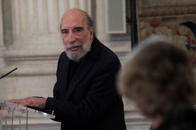 Spanish Emeritus Queen Sofia (R) watches as Chilean poet Raul Zurita (L) delivers a speech after being awarded with the 29th Queen Sofia Award of Latin America Poetry, during a ceremony held at the Royal Palace in Madrid, Spain, 25 November 2020. 29th Queen Sofia Award of Latin America Poetry !ACHTUNG: NUR REDAKTIONELLE NUTZUNG!  Copyright: xFernandoxAlvaradox GRAF5424 20201125-637419310845475874