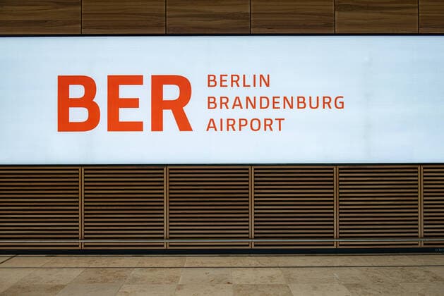Endstation S9 S25 BER Im neueröffneten Flughafen BER BerlinBrandenburg Berlin Berlin Deutschland *** Final stop S9 S25 BER In the newly opened airport BER BerlinBrandenburg Berlin Berlin Germany