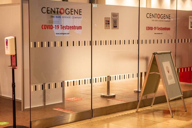 Endstation S9 S25 BER Corona testcenter im neueröffneten Flughafen BER BerlinBrandenburg Berlin Berlin Deutschland