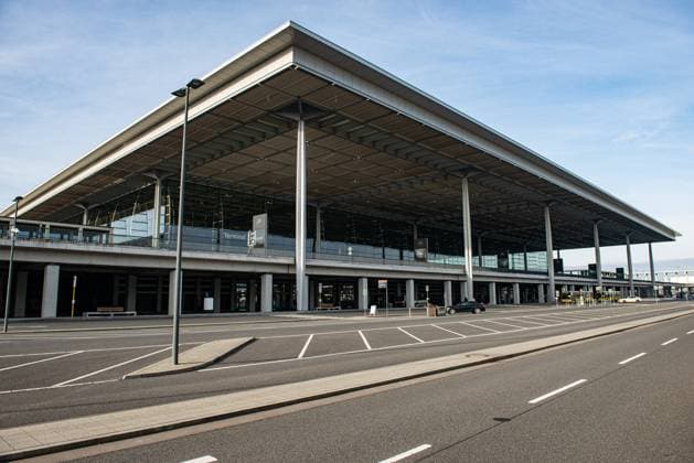 Endstation S9 S25 BER Flughafengebäuse des neueröffneten Flughafen BER BerlinBrandenburg Berlin Berlin Deutschland *** Terminal station S9 S25 BER Airport buildings of the newly opened airport BER BerlinBrandenburg Berlin Berlin Germany