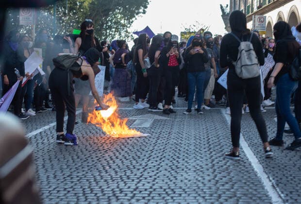 November 25, 2020: Feminist women s groups demonstrate in the city of Xalapa against violence against women. The march was held to commemorate the international day against violence against women. Consequently, a large police operation was deployed to intimidate and repress the protesters. - ZUMAqp1_ 20201125_zip_qp1_024 Copyright: xHectorxAdolfoxQuintanarxPerezx