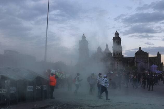 Protesters confront the police guarding the entrances to the National Palace during feminist mobilizations in Mexico City, Mexico, 25 November 2020. The police officers in charge of security in the surroundings of the National Palace confronted the march 25N for the International Day for the Elimination of Violence against Women that Mexican women carried out in the Zocalo Square of the country s capital. Police confront march of Mexican women in front of the National Palace !ACHTUNG: NUR REDAKTIONELLE NUTZUNG!  Copyright: xJosexPazosx MEX1241 20201126-637419526410591435