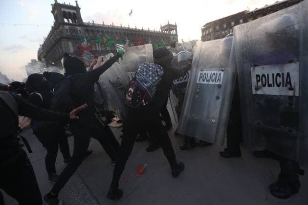 Protesters clash with riot police during a protest against sexist violence, in the Zocalo of Mexico City, Mexico, 25 November 2020. The police officers in charge of security in the surroundings of the National Palace confronted the march 25N for the International Day for the Elimination of Violence against Women that Mexican women carried out in the Zócalo of the country s capital. The protesters attempted to jump over and tear down the fences set up by the authorities, who fought back in altercations that left at least one woman injured. Police confront march of Mexican women in front of the National Palace !ACHTUNG: NUR REDAKTIONELLE NUTZUNG!  Copyright: xSashenkaxGutierrezx MEX1256 20201126-637419581754989425