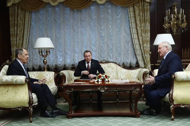 News Themen der Woche KW48 News Bilder des Tages MINSK, BELARUS - NOVEMBER 26, 2020: Russia s Foreign Minister Sergei Lavrov, Belarus Foreign Minister Vladimir Makei and Belarus President Alexander Lukashenko (L-R) meet at the Palace of Independence. Valery Sharifulin TASS  TS0EFBAF