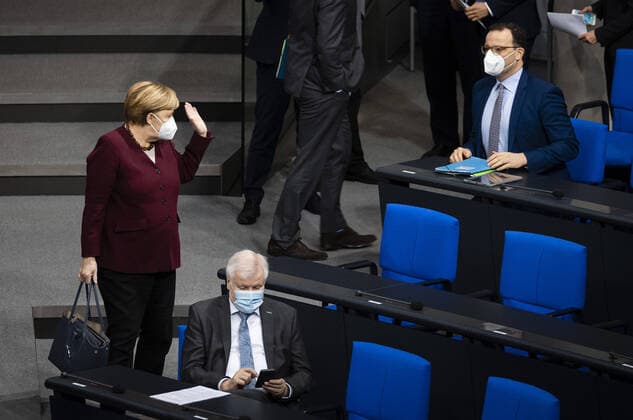 News Themen der Woche KW48 News Bilder des Tages Bundeskanzlerin Angela Merkel, CDU, und Bundesgesundheitsminister Jens Spahn, CDU, aufgenommen bei einer Regierungserklaerung zur Bewaeltigung der COVID-19-Pandemie im Rahmen der 195. Sitzung des Deutschen Bundestages in Berlin. 26.11.2020. Berlin Deutschland *** Federal Chancellor Angela Merkel, CDU, and Federal Minister of Health Jens Spahn, CDU, recorded at a government statement on the management of the COVID 19 pandemic during the 195 session of the German Bundestag in Berlin 26 11 2020 Berlin Germany Copyright: xFelixxZahn photothek.netx