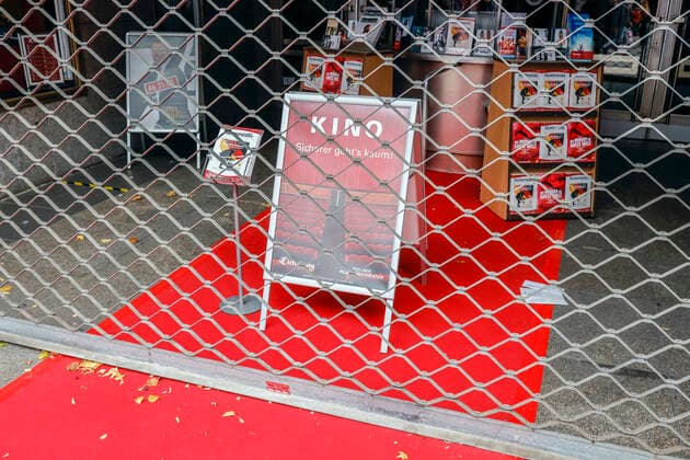 Essen, Ruhrgebiet, Nordrhein-Westfalen, Deutschland - Essener Innenstadt in Zeiten der Coronakrise beim zweiten Teil Lockdown, das Lichtburg Kino bleibt geschlossen. Essen Nordrhein-Westfalen Deutschland