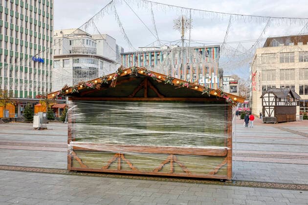Essen, Ruhrgebiet, Nordrhein-Westfalen, Deutschland - Essener Innenstadt in Zeiten der Coronakrise beim zweiten Teil Lockdown, der traditionelle Weihnachtsmarkt bleibt im Coronajahr geschlossen, nur vereinzelt stehen Buden hier auf dem Kennedyplatz. Essen Nordrhein-Westfalen Deutschland