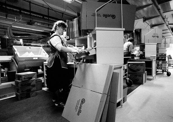 DEU , DEUTSCHLAND : Mitarbeiterinnen im Versandzentrum Leipzig vom Versandhaus Quelle stellen Paketsendungen zusammen , Mai 1995 DEU , GERMANY : Workers are collecting items in the logistics centre of Quelle mail-order house in Leipzig , May 1995 *** DEU , DEUTSCHLAND Workers in the mail order centre of Quelle mail order house in Leipzig put together parcels, May 1995 DEU , GERMANY Workers are collecting items in the logistics centre of Quelle mail order house in Leipzig, May 1995