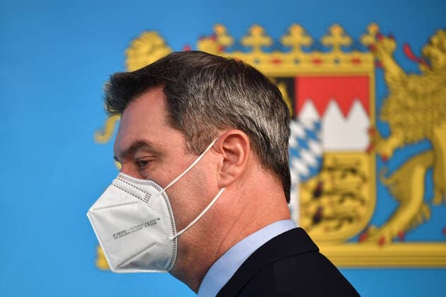Markus SOEDER (Ministerpraesident Bayern und CSU Vorsitzender),mit Mundschutz,Maske, im Profil. Einzelbild,angeschnittenes Einzelmotiv,Portraet,Portrait,Porträt. Pressekonferenz der Bayerischen Staatsregierung- zum Thema Corona Pandemie und Verlaengerung der Massnahmen am 26.11.2020 im Prinz Carl Palais in Muenchen.