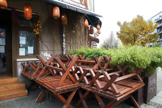 Leere Stühle und Tische vor einem Restaurant - Die Gastbetriebe sind ab 02.11.2020 geschlossen. Speisen können in den Gastrobetrieben abgeholt und es kann auch geliefert werden. Das Verzehren von Speisen ist in einem Umkreis von 50 Metern untersagt. - Teil-Lockdown - Keine Besucher im Gastgewerbe - Gastgewerbe ohne Besucher - Cafe ohne Besucher - Restaurant ohne Besucher - Corona-Krise - Virus - Viren - Corona-Pandemie - Corona-Einschränkungen - Angst vor dem Coronavirus - Schutz vor dem Coronavirus - Sichtbare Corona-Maßnahme - Covid 19 - Berlin, Deutschland, DEU, GER, 06.11.2020 - Berlin-Mitte: Nur noch wenige Menschen und Touristen bewegen sich in der Innenstadt. Gastbetriebe ohne Besucher in Zeiten der Corona-Pandemie. Schlechte Aus
