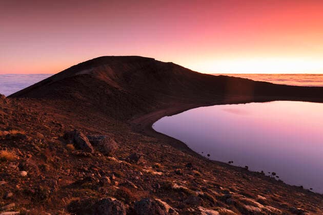 IMAGO Nature: Unsere Erde, Naturschutz, Naturschutzgebiete in Ozeanien Creative Highlights World Blue Lake at sunrise, Tongariro National Park, UNESCO World Heritage Site, North Island, New Zealand, Pacific Copyright: MarkusxLange 1160-4515