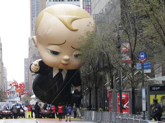 Bilder des Jahres 2020, News 11 November News Themen der Woche KW48 News Bilder des Tages The Boss Baby balloon slides into some trees before it is pulled down and deflated after moving down 34th Street at the Macy s Thanksgiving Day Parade in New York City on Thursday, November 26, 2020. Due to the COVID-19 pandemic the Manhattan parade route was be reduced to just a few blocks of giant balloons, festive floats and performers. Some of the parade will be pre taped for the television broadcast.  NYP20201126115 JohnxAngelillo