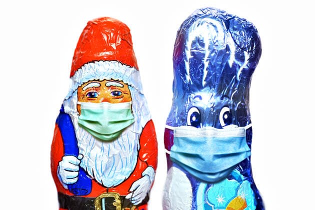 FOTOMONTAGE, Schoko-Weihnachtsmann und Schoko-Osterhase mit Schutzmaske, Weihnachtsfest zu Corona-Zeiten und Corona-BeschrÃ¤nkungen