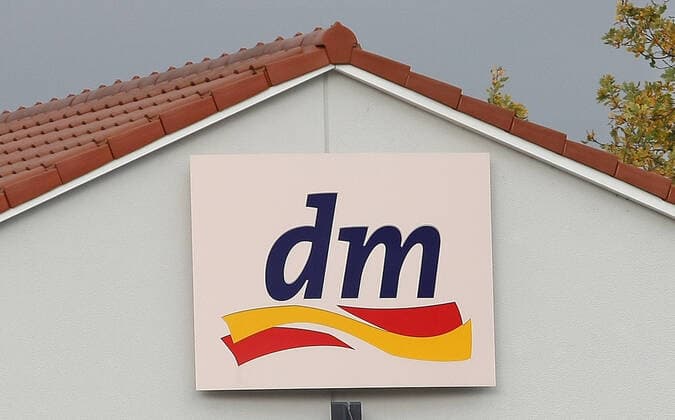 19.11.2020, xmohx, Wirtschaft Business, Die Wirtschaft im Corona Lockdown - Abstandregeln in emwir, v.l. Logo, Emblem, Werbung, Marke, Schild, Schriftzug DM Saarlouis