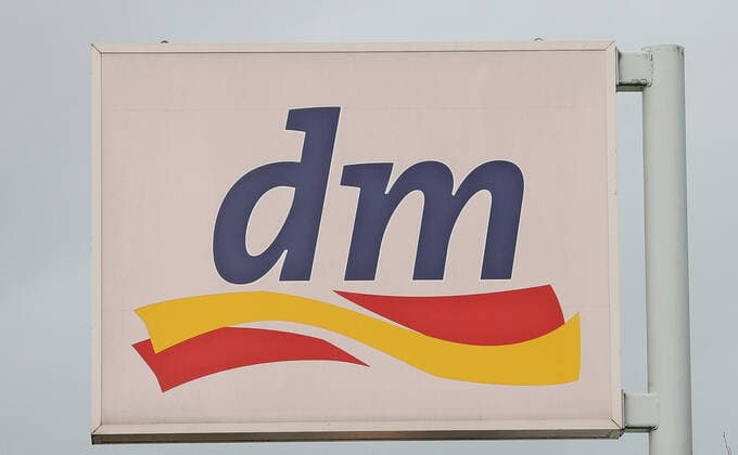 19.11.2020, xmohx, Wirtschaft Business, Die Wirtschaft im Corona Lockdown - Abstandregeln in emwir, v.l. Logo, Emblem, Werbung, Marke, Schild, Schriftzug DM Saarlouis