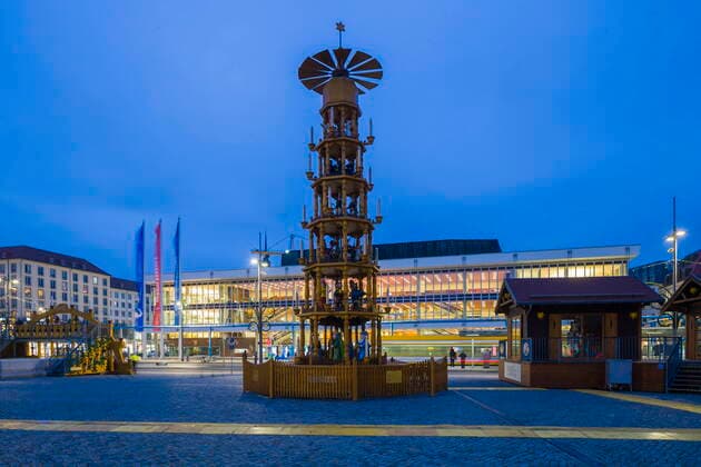 Striezelmarkt Der 586.Dresdner Striezelmarkt musste wegen der Corona Pandemie abgesagt werden. Die Stadtverwaltung hat aber den weltgrößten Schwibbogen, die erzgebirgische Pyramiede und den großen Weihnachtsbaum aufgestellt. Ab dem 1. Dezember soll alles beleuchtet werden. Dresden Sachsen GERMANY
