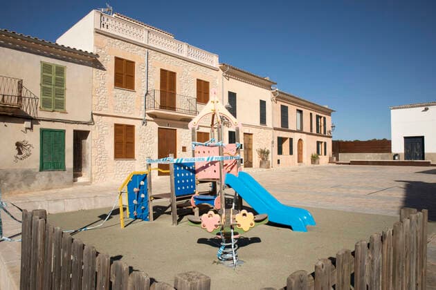 November 19, 2020, Lloret De Vistalegre, Mallorca, Spain: Close up of a horse wipe in a closed playground with a local police plastic tape due to Covid19 in Mallorca. Since March it is forbidden for children to play in playgrounds all over Spain. Lloret De Vistalegre Spain - ZUMAm210 20201119_ztp_m210_001 Copyright: xPatrickxMorarescux
