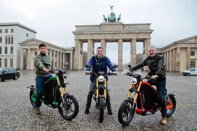 Bilder des Jahres 2020, Entertainment 11 November Entertainment Themen der Woche KW48 Entertainment Bilder des Tages 27.11.2020, Berlin, Deutschland - Pressetermin: TV-Star Aaron Troschke investiert in eMobility-Unternehmen eROCKIT. Foto: v.l. Philipp John, Co-Founder ReachHearo und Geschaeftspartner von Aaron Troschke, Aaron Troschke, Moderator und Influencer und Andreas Zurwehme, Geschaeftsfuehrer von eRockit. *** 27 11 2020, Berlin, Germany Press Event TV Star Aaron Troschke invests in eMobility company eROCKIT Photo by Philipp John, Co Founder ReachHearo and Business Partner of Aaron Troschke, Aaron Troschke, Presenter and Influencer and Andreas Zurwehme, Managing Director of eRockit